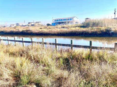 1136 Pennington Street Gilchrist TX 77617