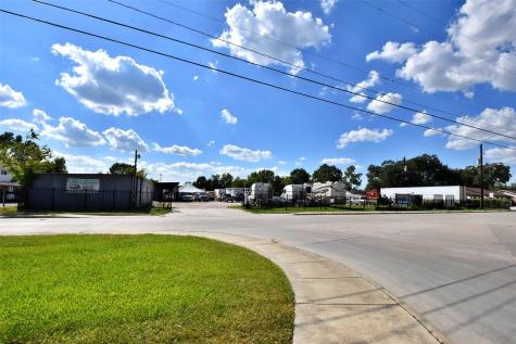 1915 Sherwood Forest Street Houston TX 77043