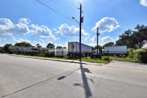 1915 Sherwood Forest Street Houston TX 77043