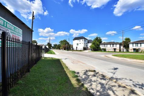 1915 Sherwood Forest Street Houston TX 77043