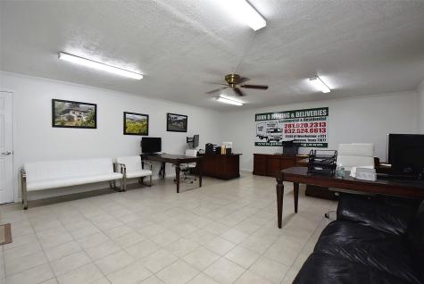 1915 Sherwood Forest Street Houston TX 77043