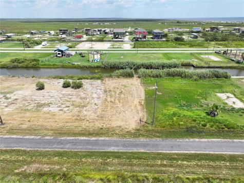 1102 Pennington Street Gilchrist TX 77617