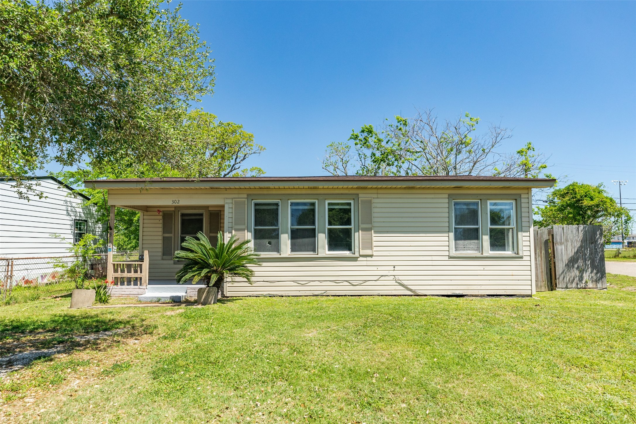 302 W 8th Street Freeport TX 77541