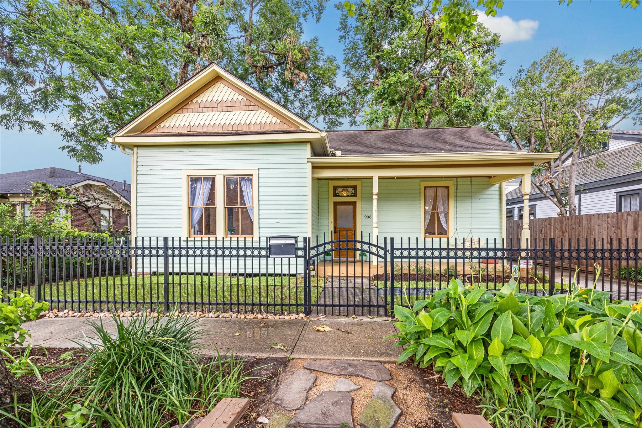 906 Arlington Street Houston TX 77008