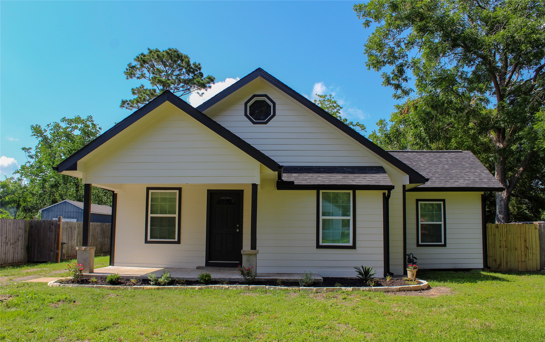 615 E Live Oak Street Angleton TX 77515