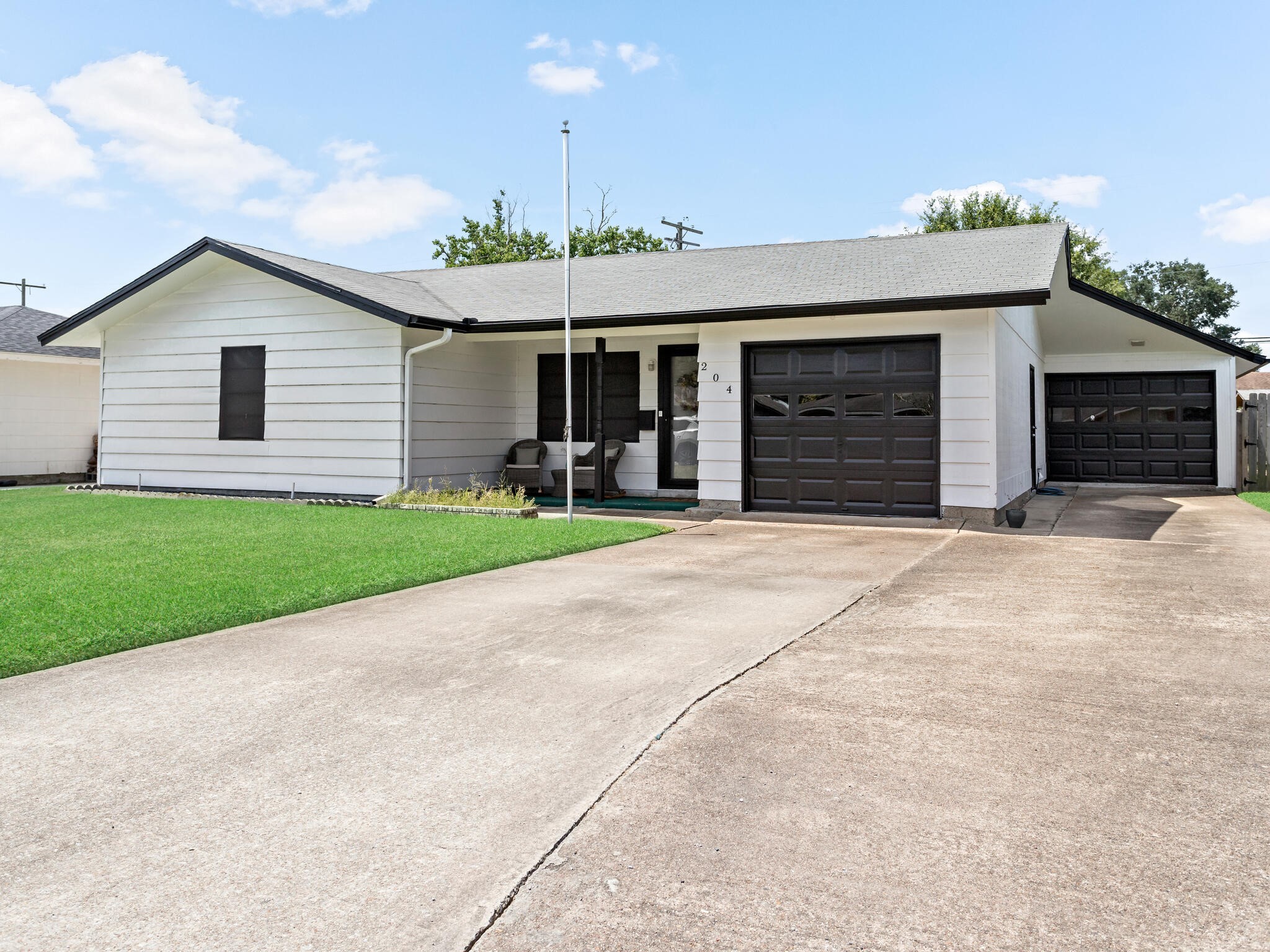 204 S 2nd 1/2 Street Nederland TX 77627