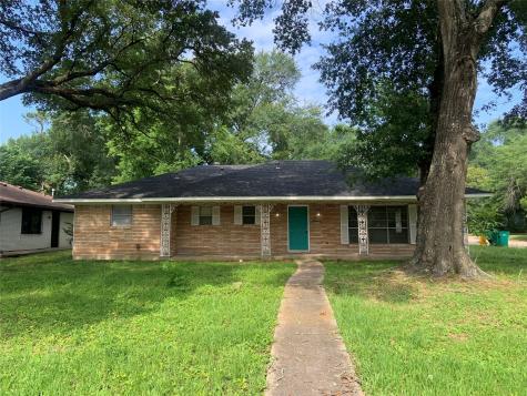 1907 N Roberson Street Conroe TX 77301