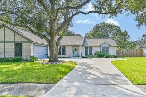 1310 W Castlewood Avenue Friendswood TX 77546