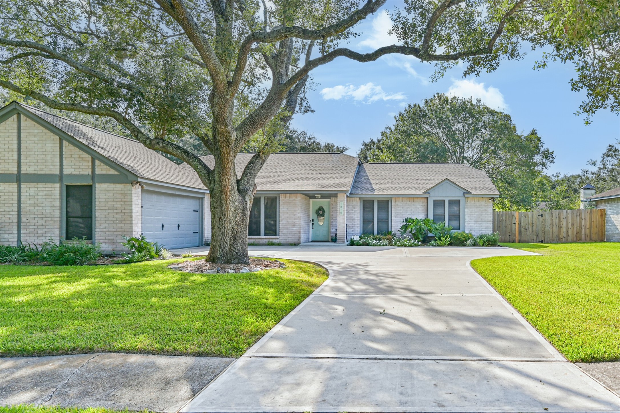 1310 W Castlewood Avenue Friendswood TX 77546