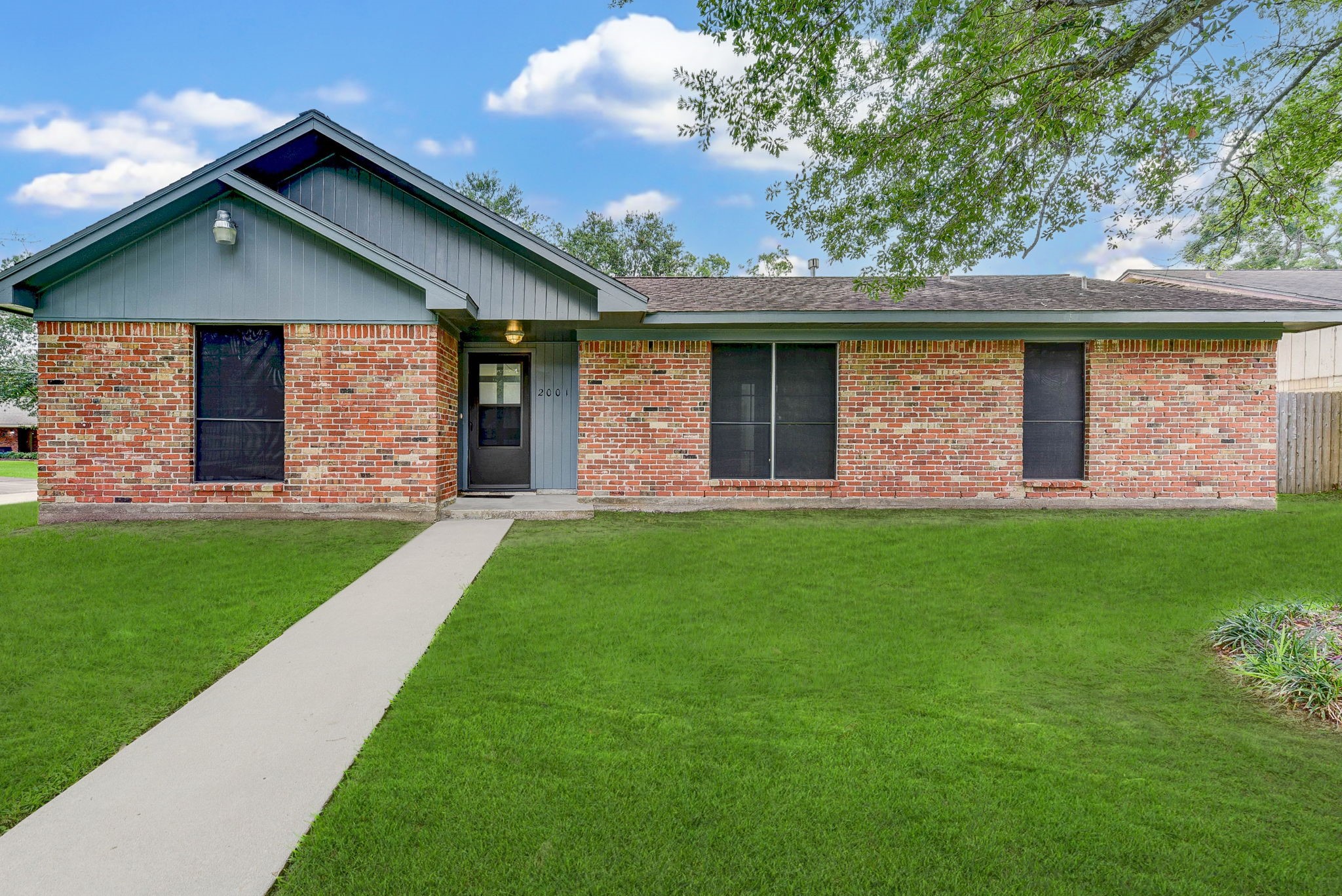 2001 Williamsburg Court N League City TX 77573
