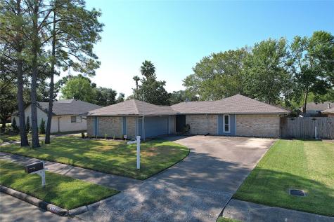 1904 Crooked Creek Lane Pearland TX 77581