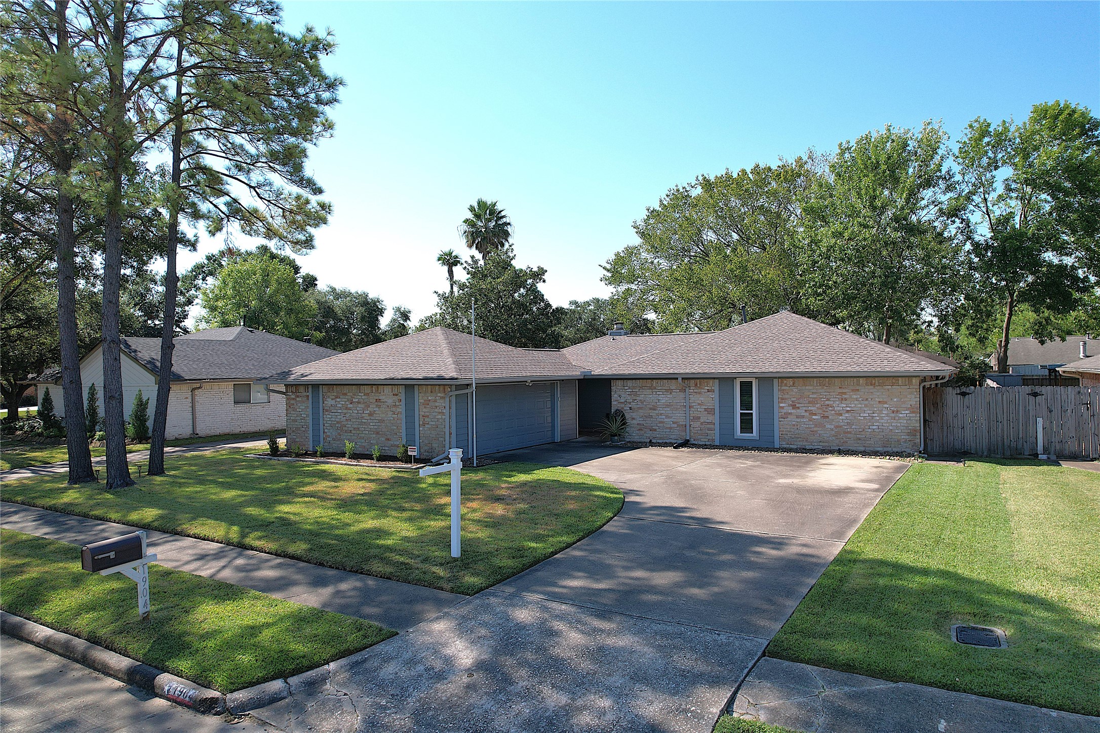 1904 Crooked Creek Lane Pearland TX 77581