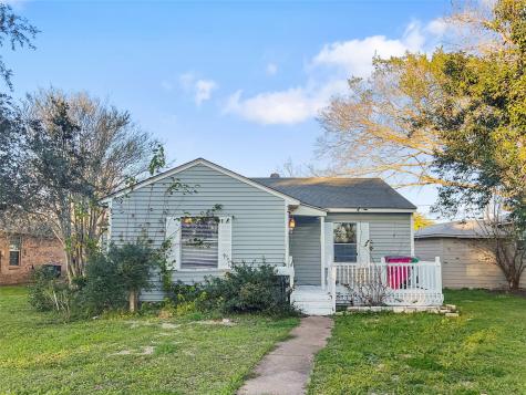 1306 W 8th Street Freeport TX 77541