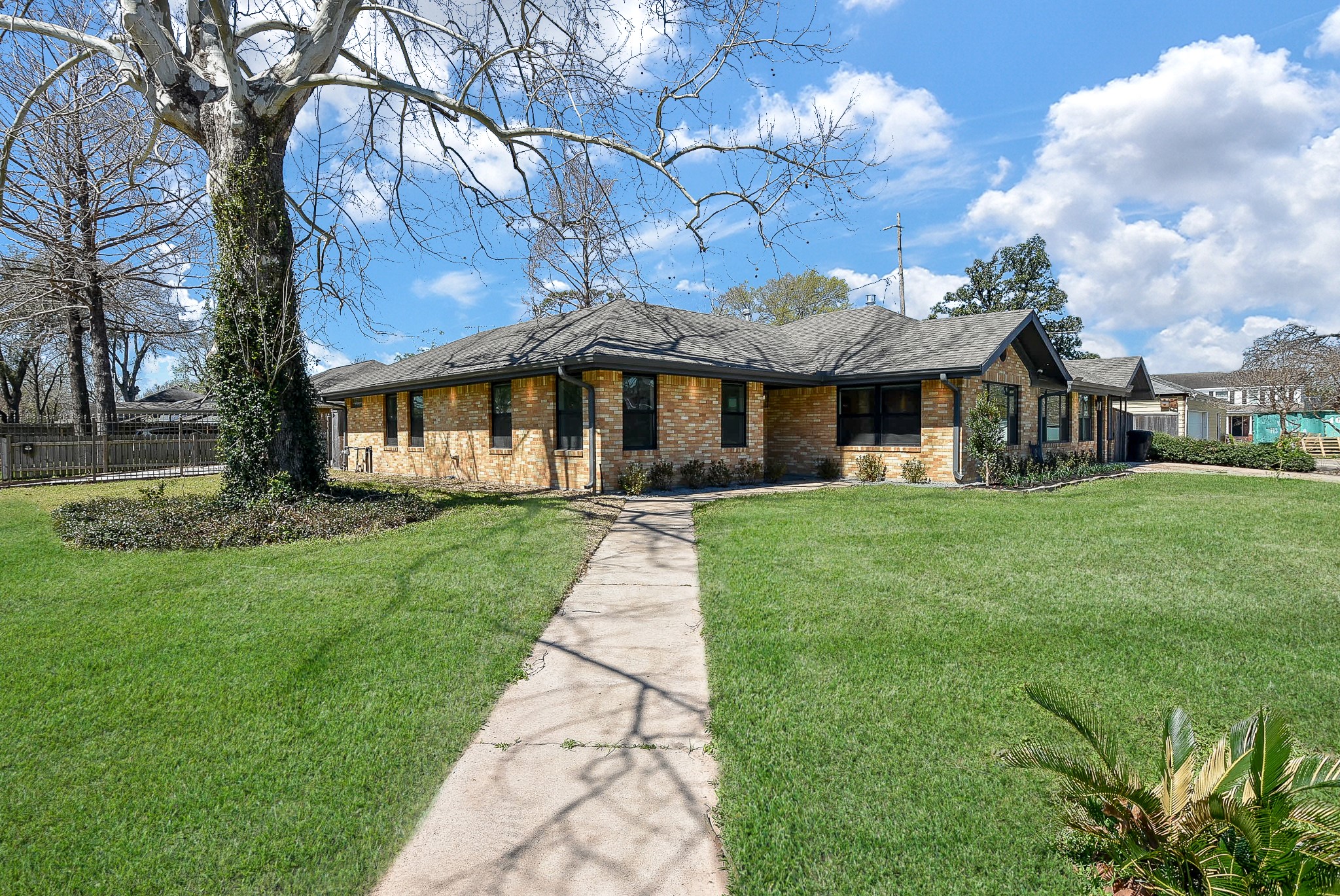 417 Avenue Of Oaks Street Houston TX 77009