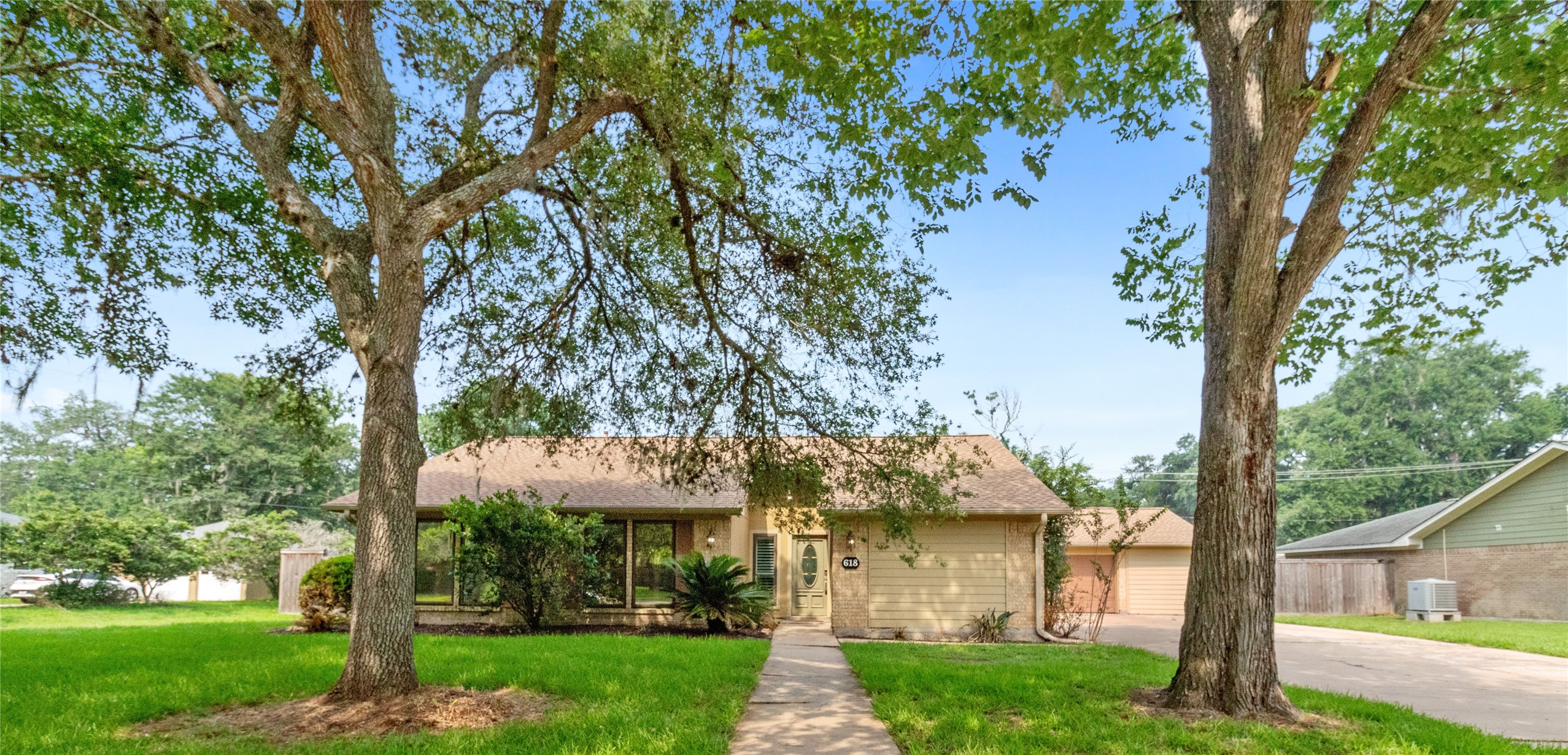 618 That Way Street Lake Jackson TX 77566