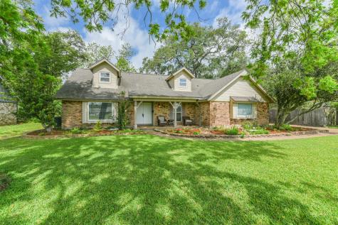 106 Post Oak Road Lake Jackson TX 77566