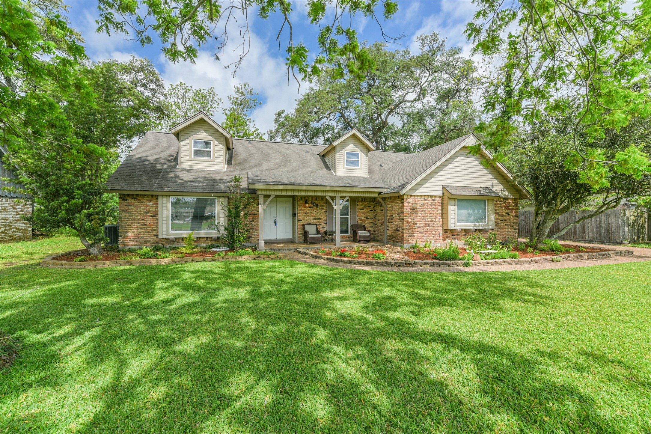 106 Post Oak Road Lake Jackson TX 77566