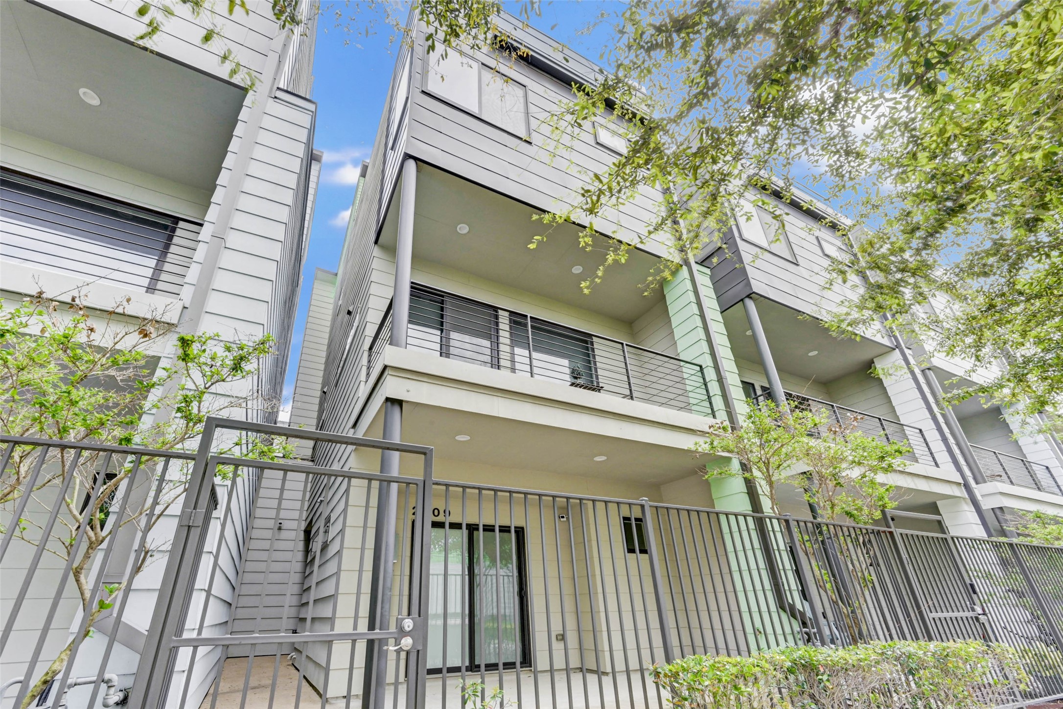 2709 Street Emanuel Street Houston TX 77004