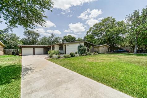 213 Carey Lane Friendswood TX 77546