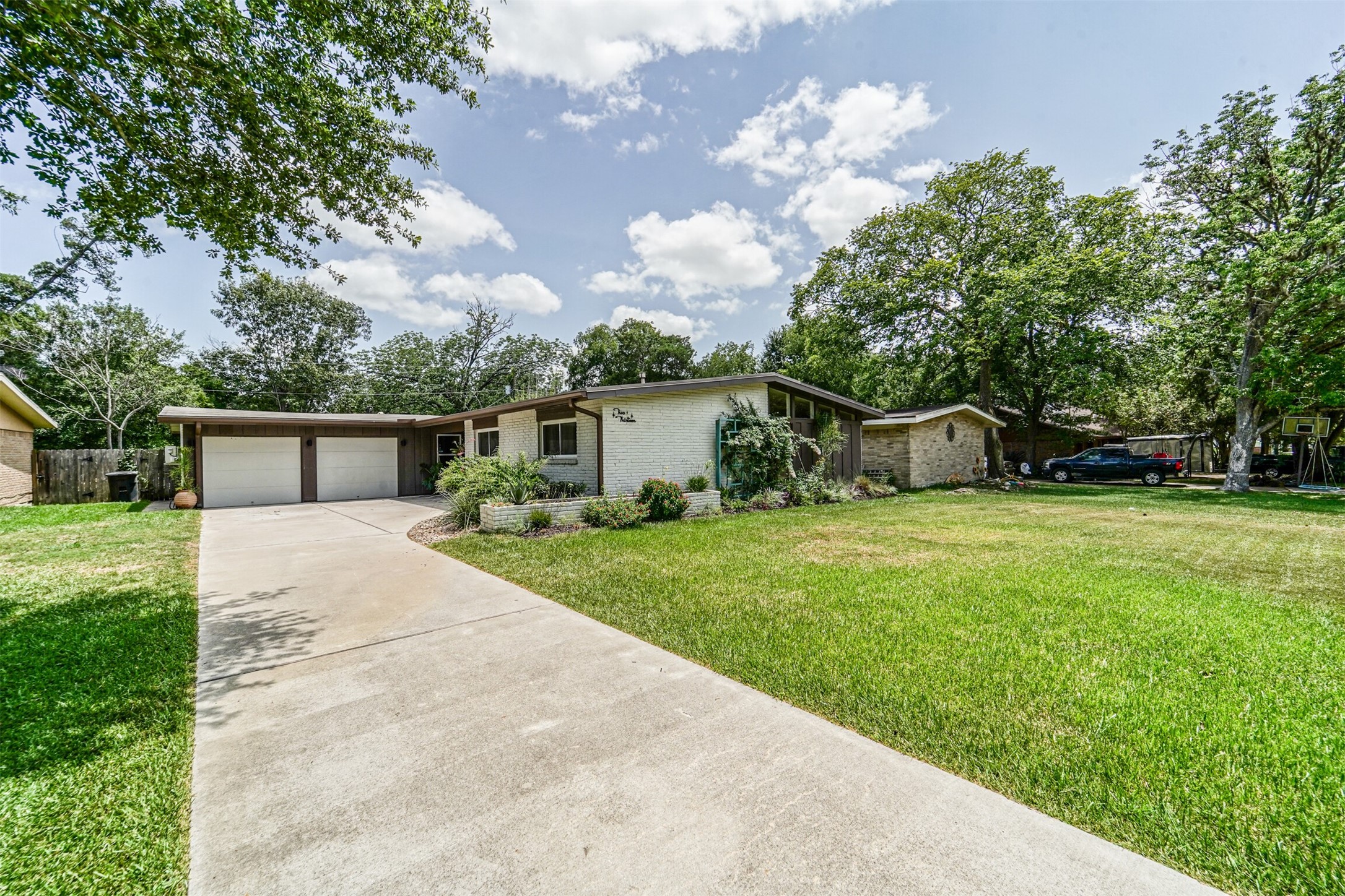 213 Carey Lane Friendswood TX 77546