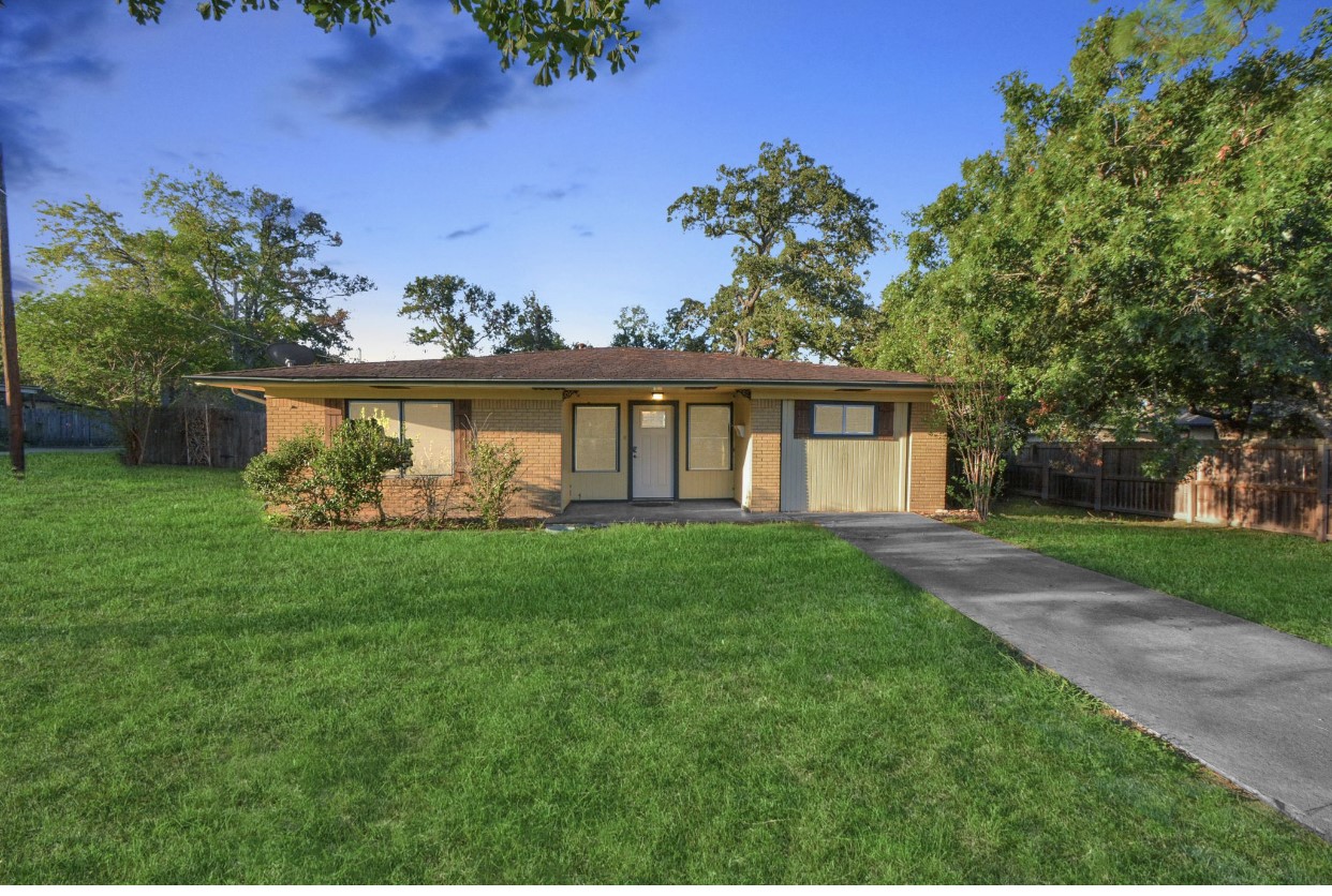 635 E Obryant Street Bellville TX 77418