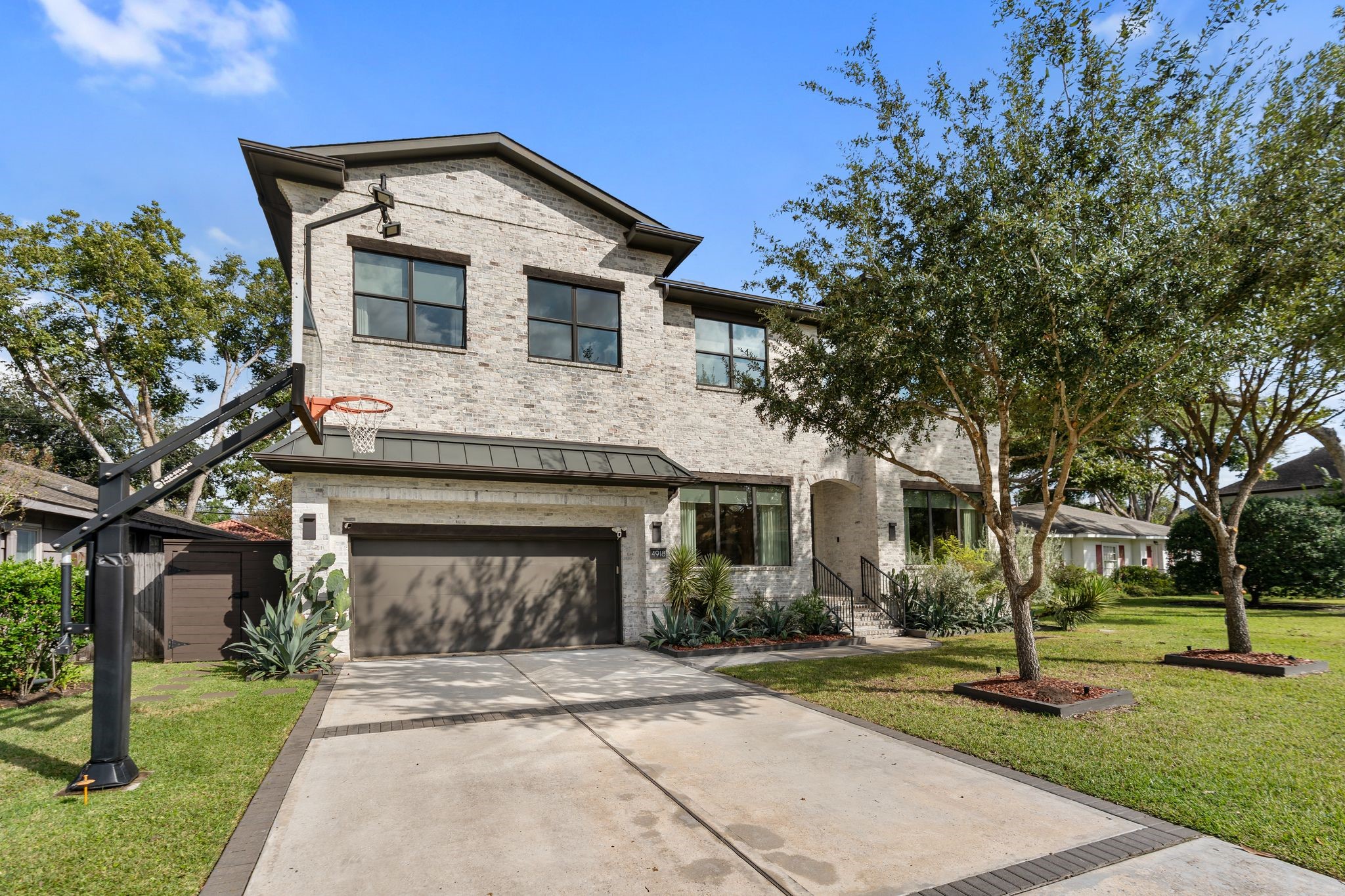 4918 Maple Street Bellaire TX 77401