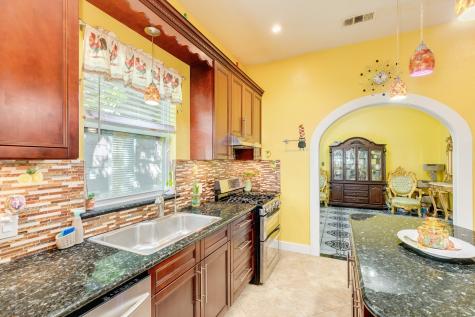 1625 Avenue M 1/2 Galveston TX 77550