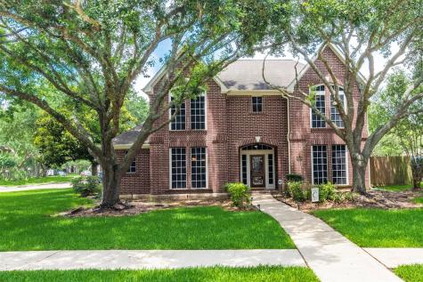 108 Lakeview Circle Friendswood TX 77546