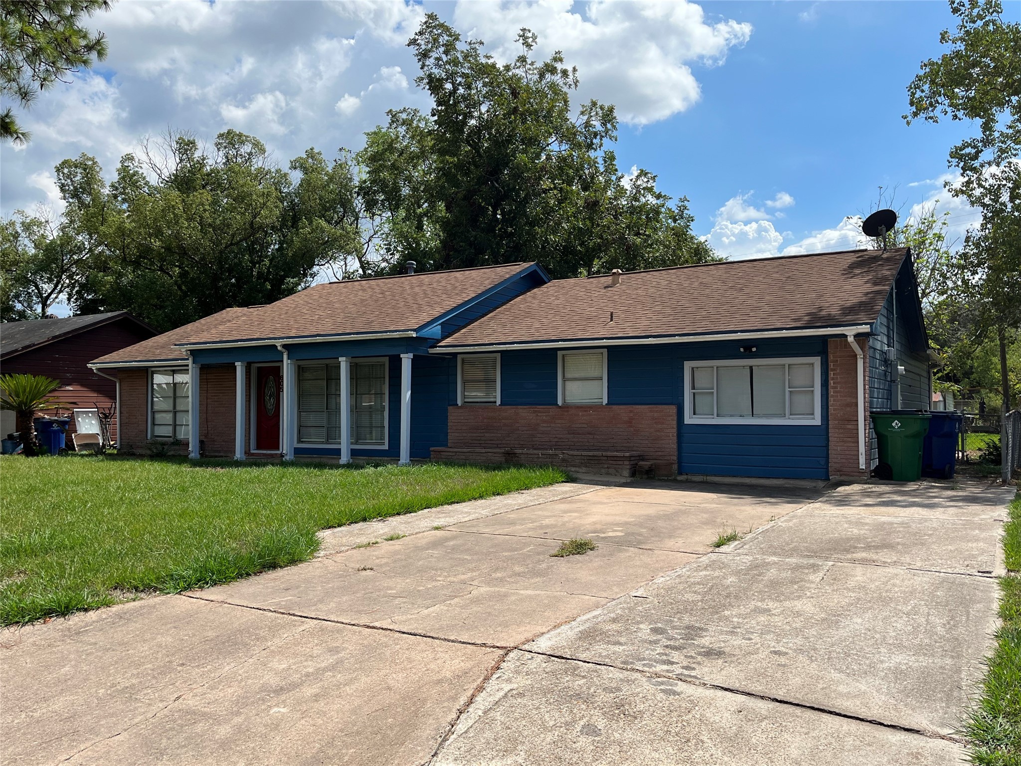 605 Holly Street Angleton TX 77515