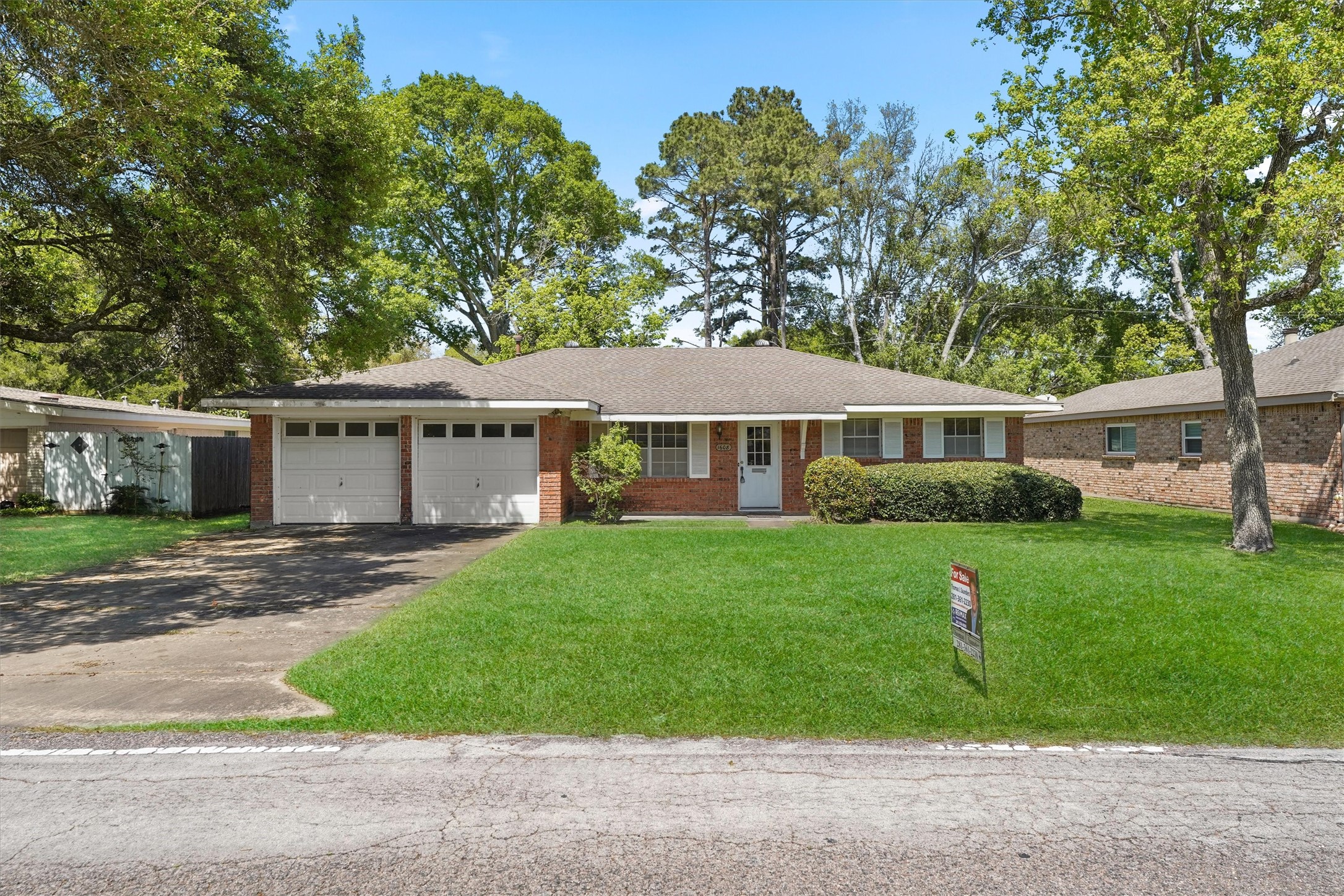 1608 W Shane Street Alvin TX 77511