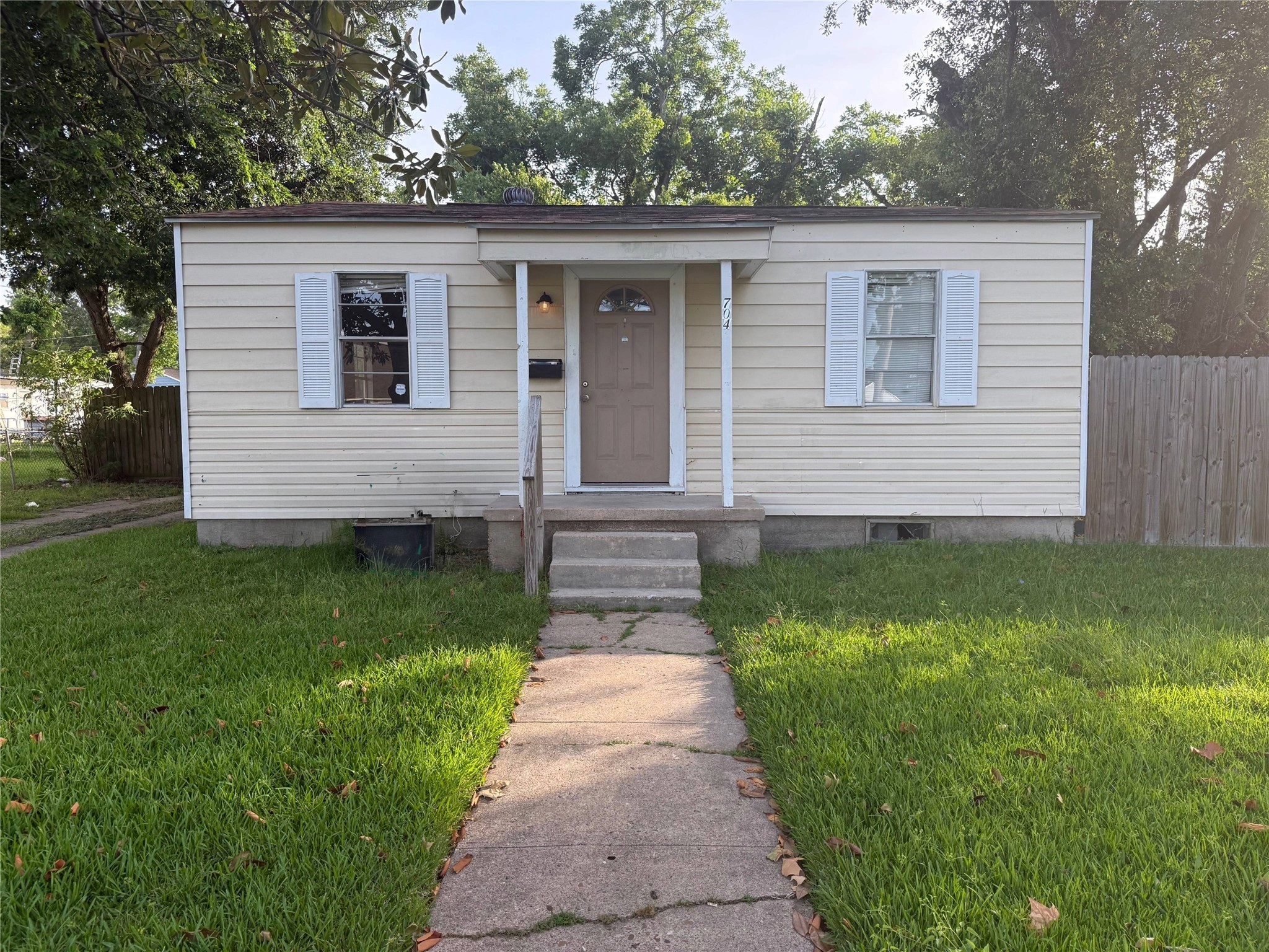 704 E Defee Avenue Baytown TX 77520