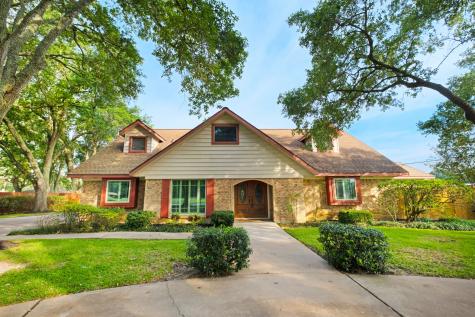606 W Castlewood Avenue Friendswood TX 77546