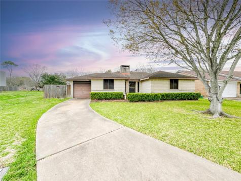 530 Castlelake Drive Friendswood TX 77546