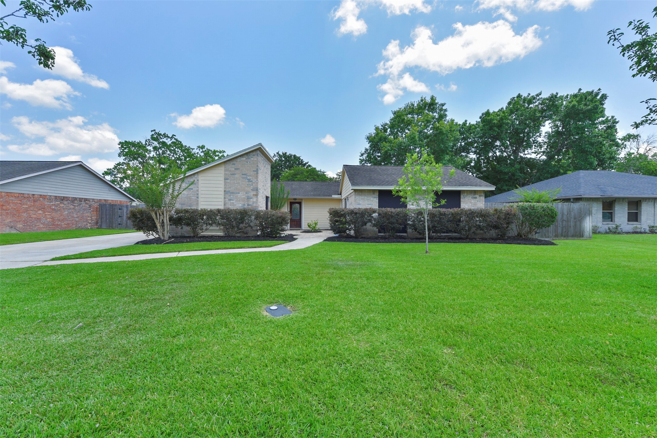 1016 W Castlewood Avenue Friendswood TX 77546