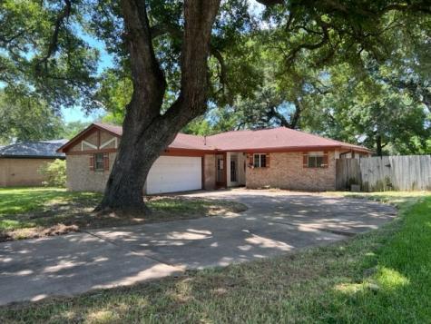 312 Crestwood Street Clute TX 77531