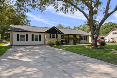 312 S Shadowbend Avenue Friendswood TX 77546