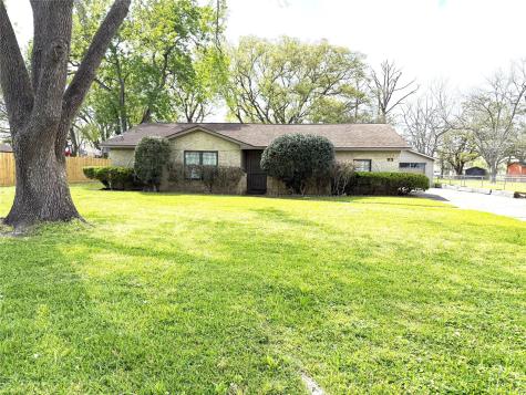 112 Walnut Street Angleton TX 77515