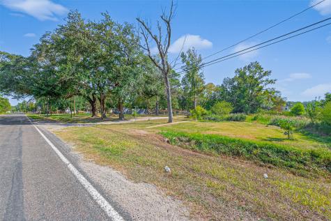 14 County Road 2400 Hull TX 77564
