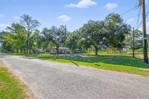 14 County Road 2400 Hull TX 77564