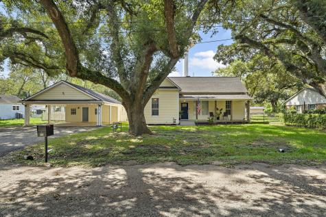 302 Pietzsch Street East Bernard TX 77435