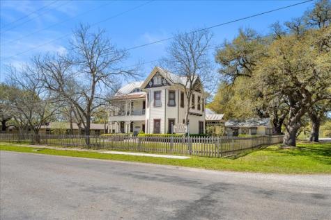 501 W Moore Moulton TX 77975