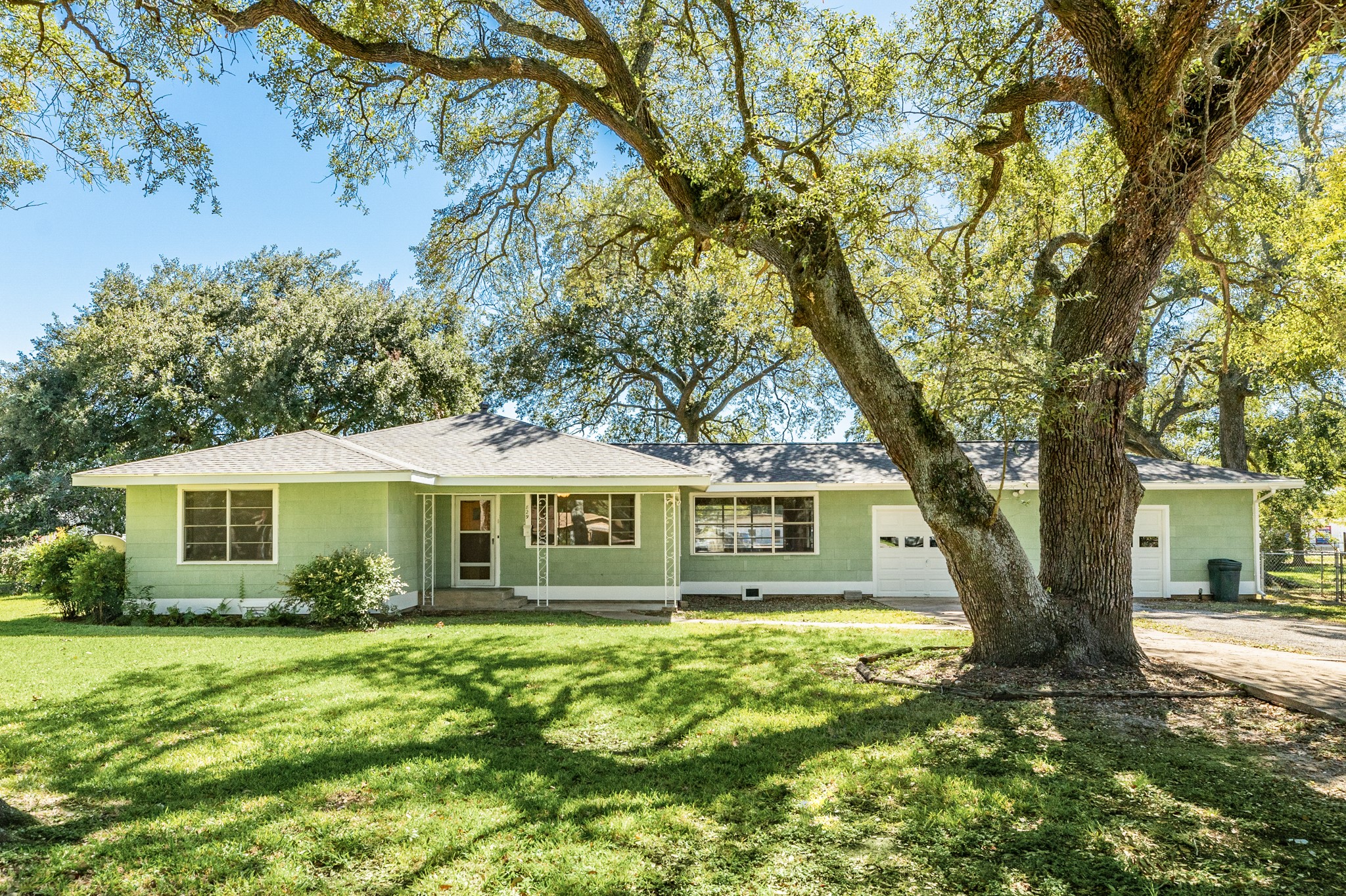 829 Pin Money Street Clute TX 77531
