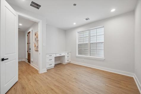 1037 W 17th Street Houston TX 77008