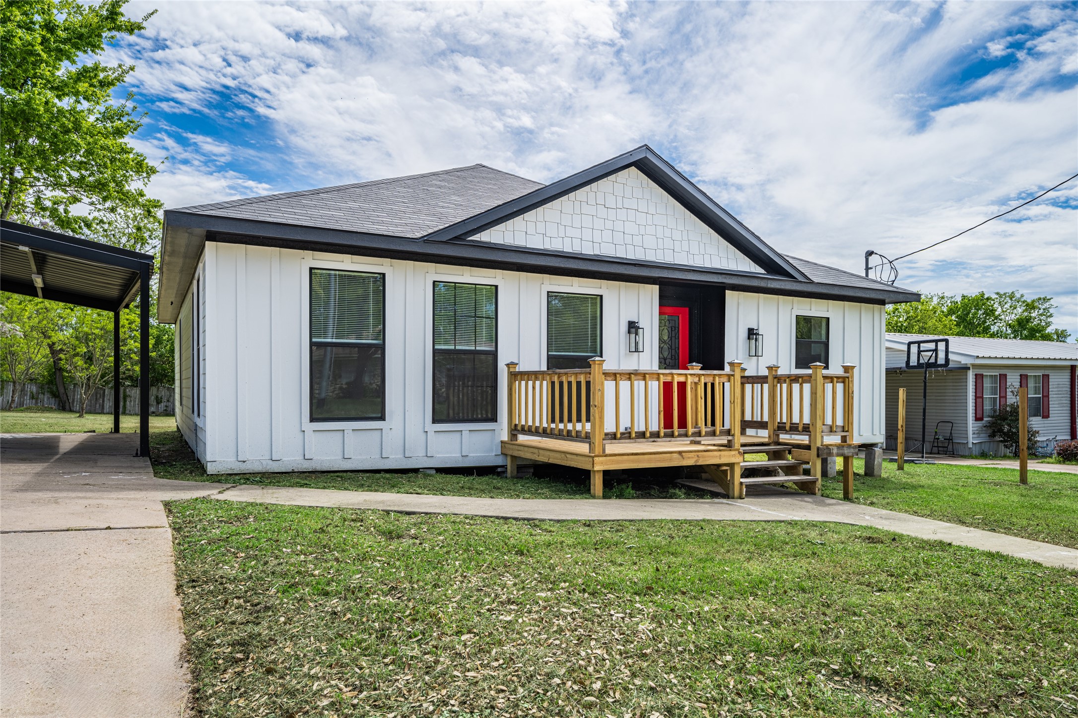 1058 E Guadalupe Street La Grange TX 78945