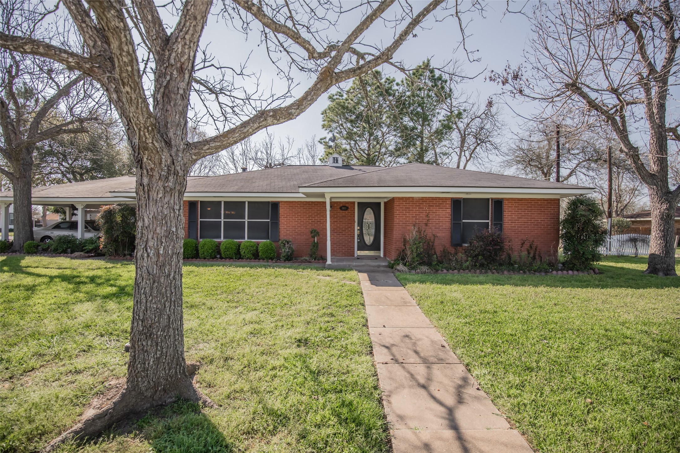 301 N Summit Street Weimar TX 78962
