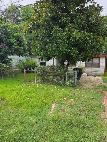 5218 Higgins Street Houston TX 77033