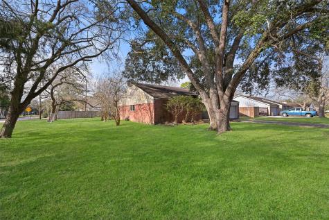 302 Colonial Drive Friendswood TX 77546