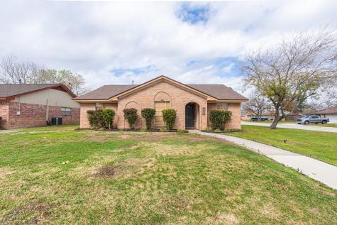 302 S Yaupon Street Lake Jackson TX 77566