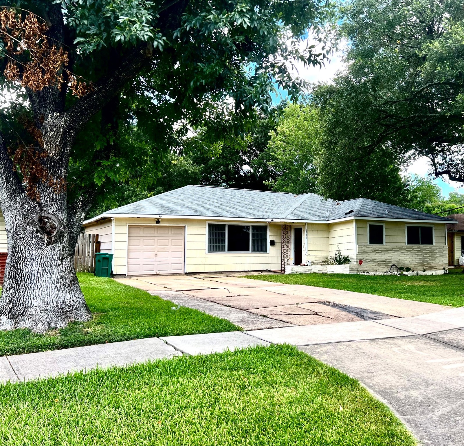 1721 Lillian Street Pasadena TX 77502
