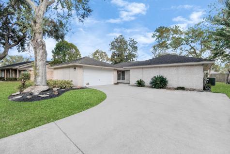 207 W Castle Harbour Drive Friendswood TX 77546